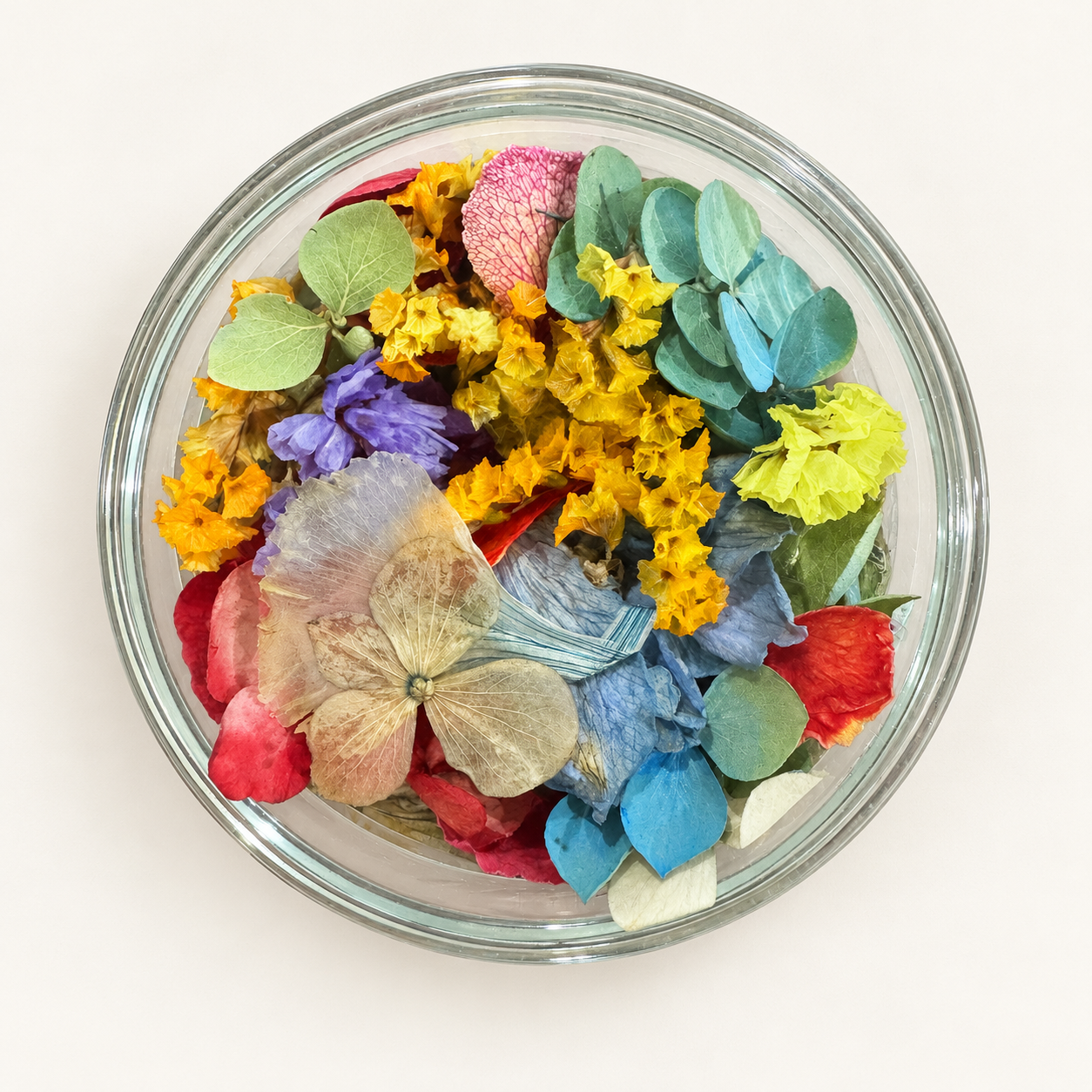 黄色の小花と青緑の花びら、淡い色の大きな花びらを組み合わせたシャーレ作品